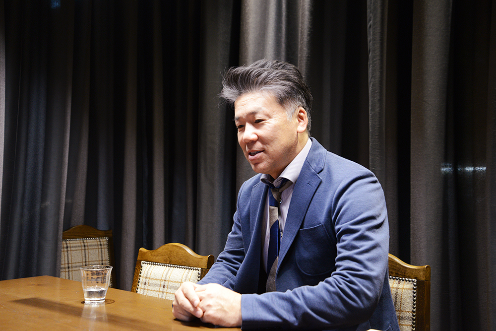 株式会社タケノの濱田稔男様がインタビューに答える様子。採用ページ.jpを通じたIndeed PLUS運用と採用戦略の成果を語る場面。